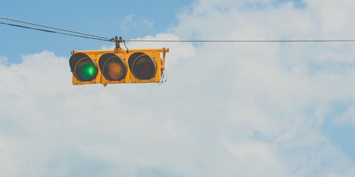 How do I start and stop PhotoStructure?